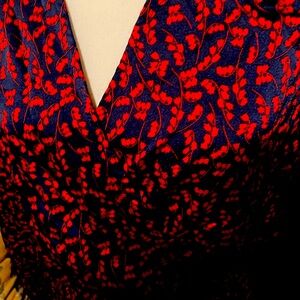 Lush Navy w/ Red Lilies Of Thé Valley Blouse Sz M